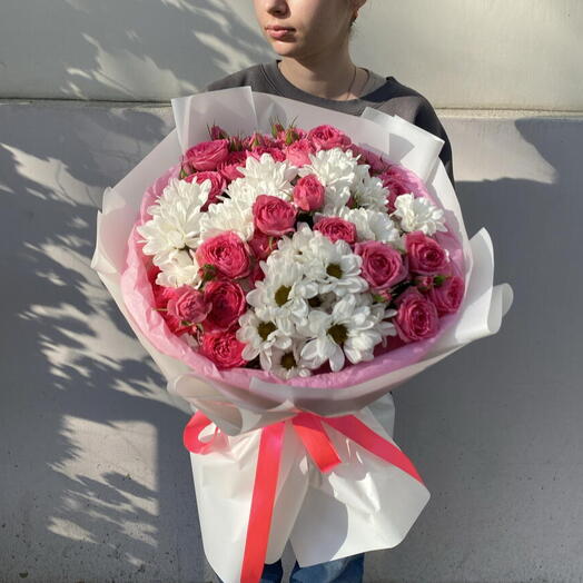Яркое воспоминание 💖 воздушный Дуо букет из ромашковидных хризантем и кустовых роз
