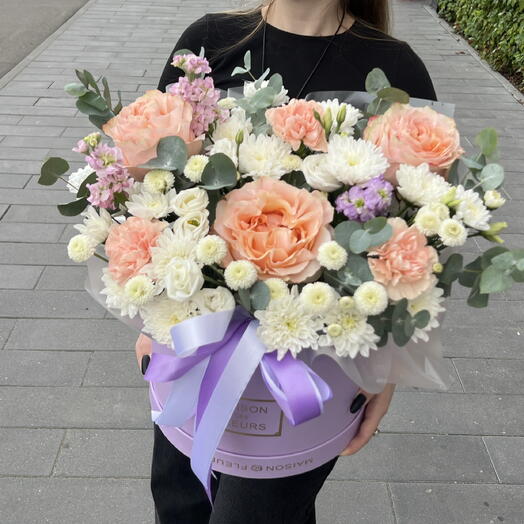 Коробка с пионовидными розами, маттиолой и эустомой