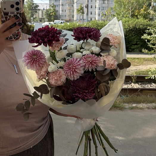 Осенний стойкий букет с хризантемой, диантусами, георгинами и эвкалиптом