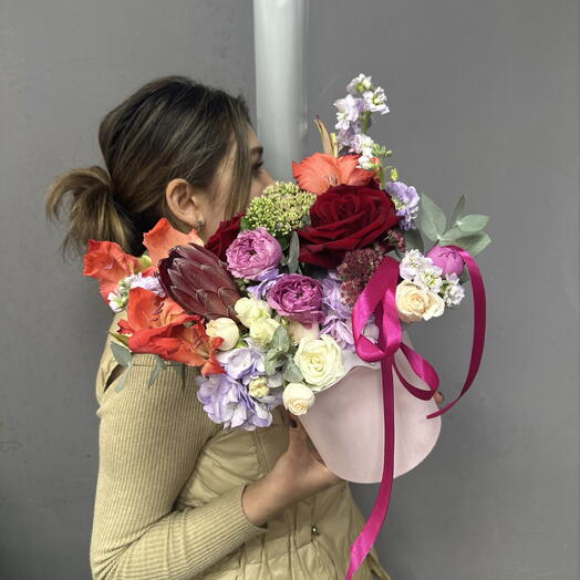 Композиция в шляпной коробке с с протеей, гортензией и розами 💜