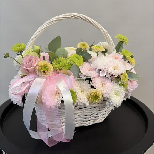 Корзинка с хризантемой, дубком и эвкалиптом