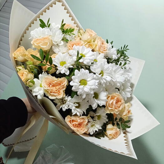 Букет из кустовых хризантем и кустовых роз