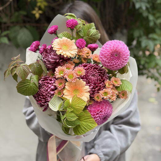 Букет с георгинами и герберами