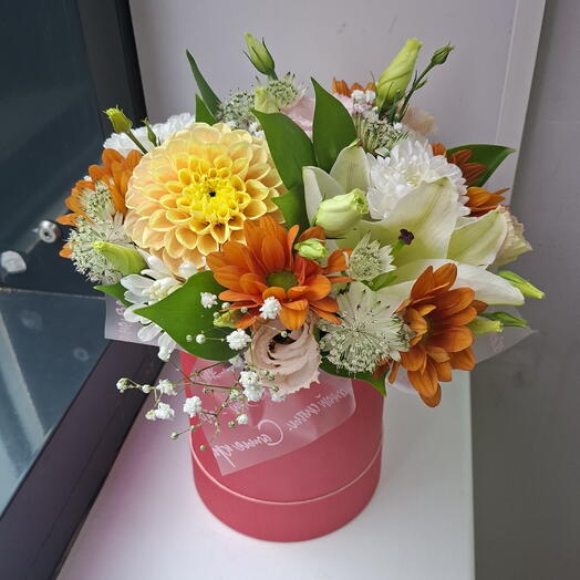 Осеннее утро💛Коробка из хризантеммы, георгины,лилии,астрации,лизиантуса,гипсофилы и рускуса