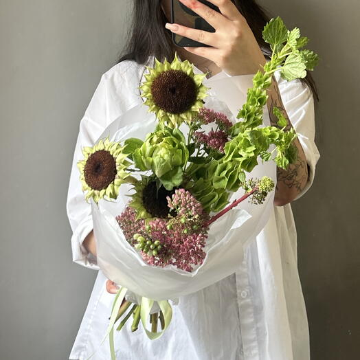 Букет с подсолнухами, молюцеллой, розой Вегги и Седум