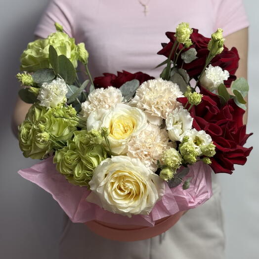 Цветы в коробке с розами