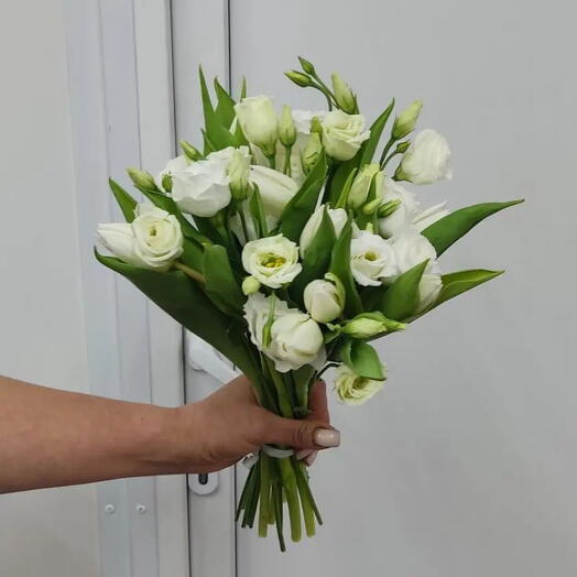 Букет из тюльпанов и Лизиантуса/ букет невесты