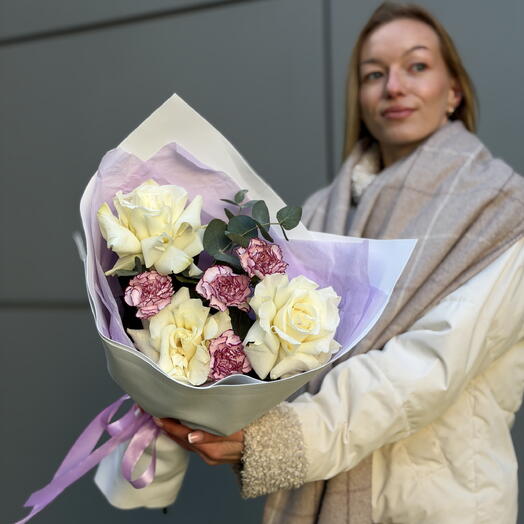 Букет «Белая история »: эстетика нежных чувств 💜 с Французскими розами и ажурными диантусами