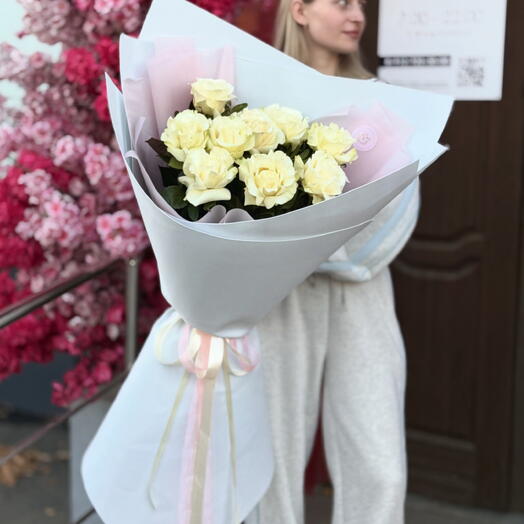 Букет гигант из белых ажурных роз