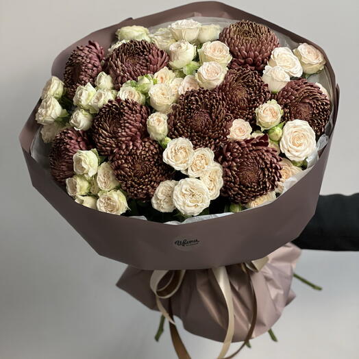 Букет из хризантем и кустовых роз
