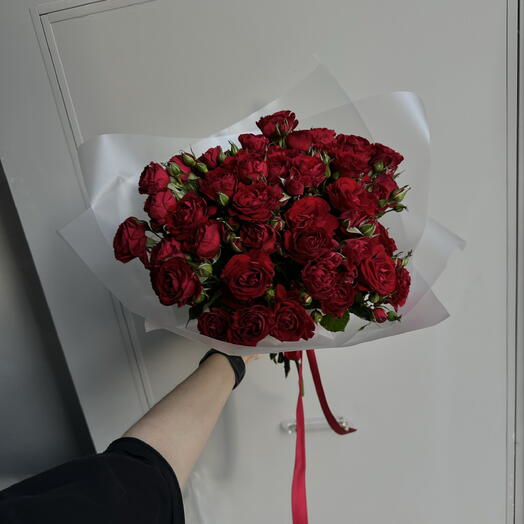 Букет РЭД из 11 бордовых кустовых роз
