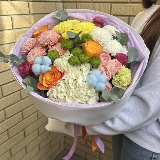 Букет с гортензией, розами, диантусами, хризантемой и хлопком