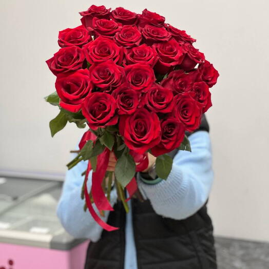 25 красных роз в ленту