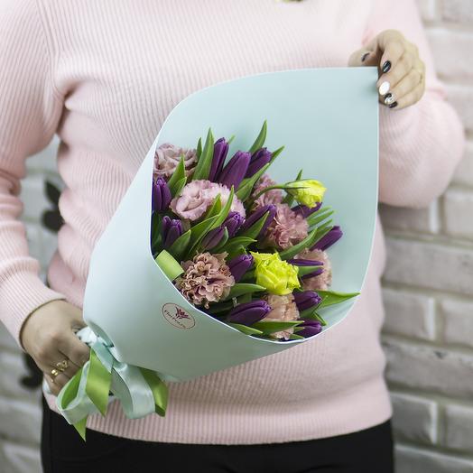 15 фиолетовых тюльпанов с эустомой