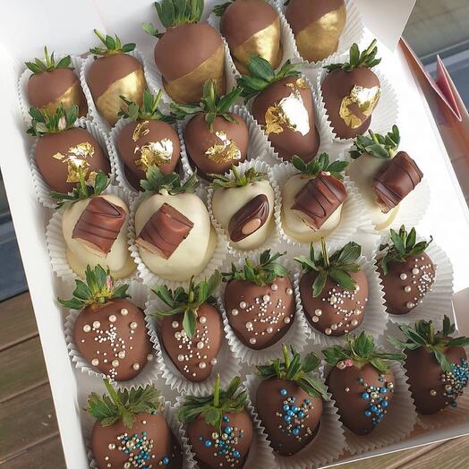 Strawberries in dark chocolate without sugar