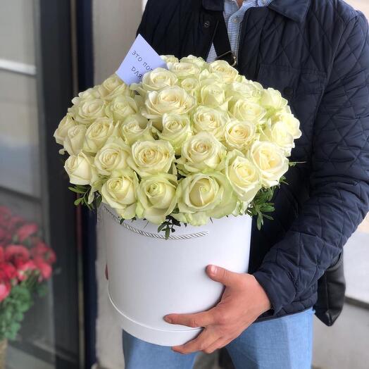 White roses 🥳 in a box