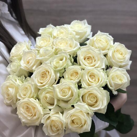 Ramo de 25 rosas blancas 60 cm debajo de la cinta