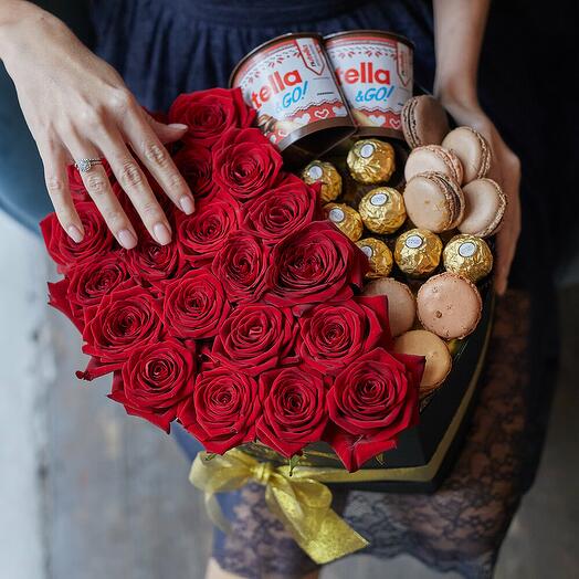 Букет живых цветов, красные розы с макаронс 41 шт