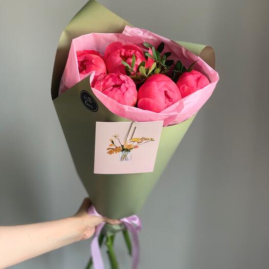Букет из 5 коралловых пионов