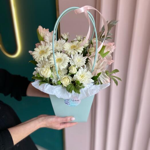 Floral arrangement in delicate shades