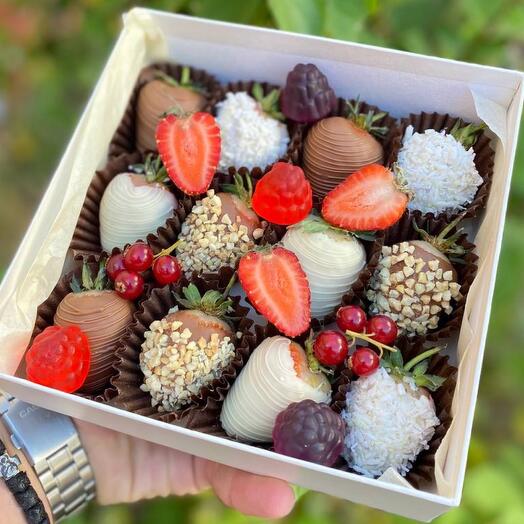 Клубника в молочном и белом шоколаде (12 -16 ягод). Подарочный набор "Чоко-мокко"