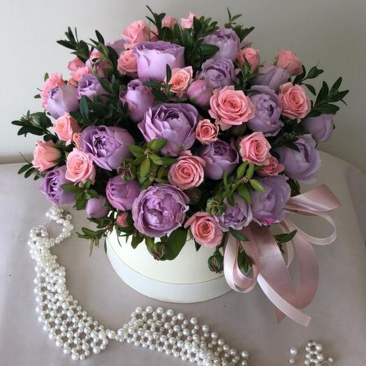 Composición de rosas arbustivas en forma de peonía