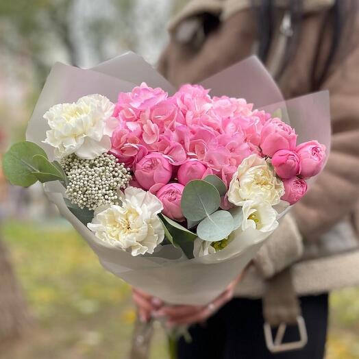 Ramo de hortensias, rosas arbustivas y Dianthus