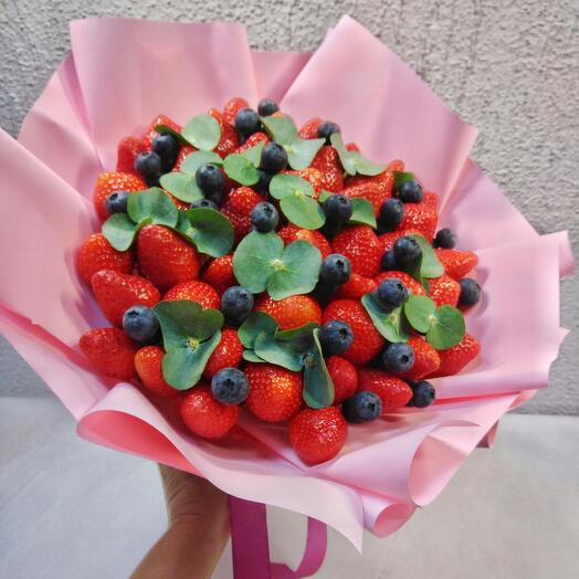 Букет из клубники с декором из эвкалипта