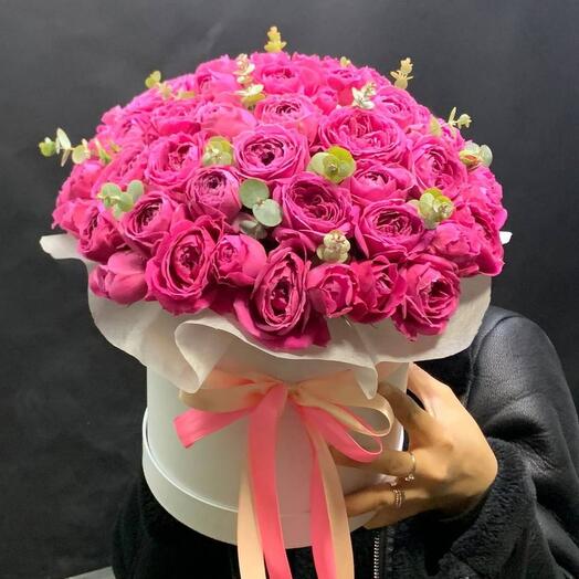 Кустовые пионовидные розы в коробке