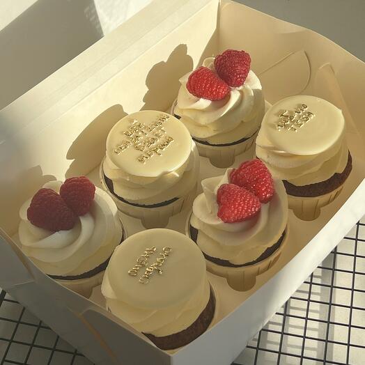 Cupcakes rellenos de bayas con 3 letras