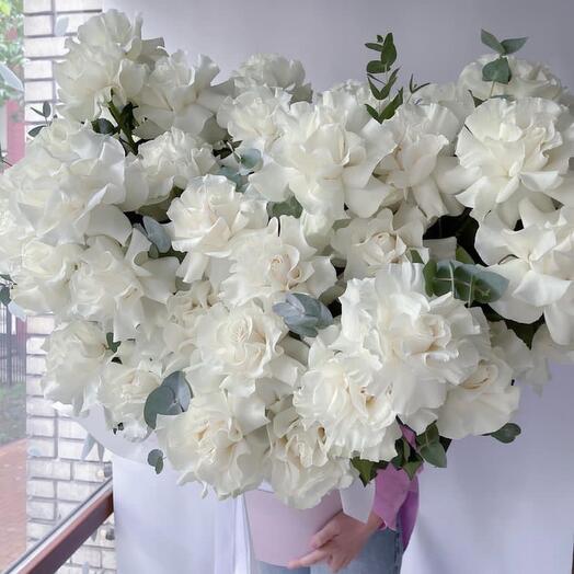 Белые розы в коробке