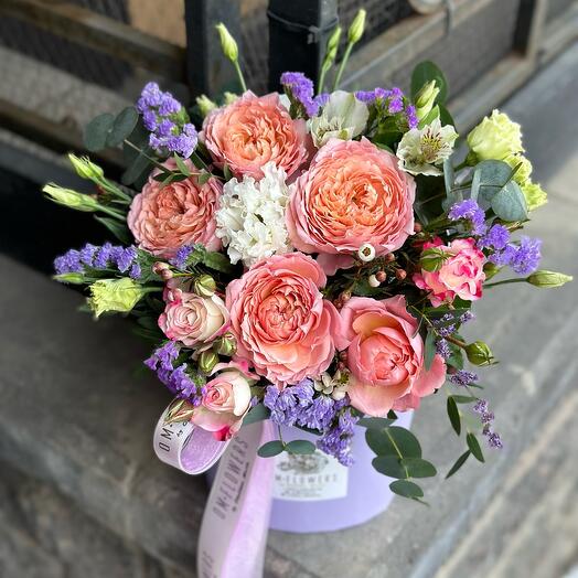 Цветы в коробке сиреневые