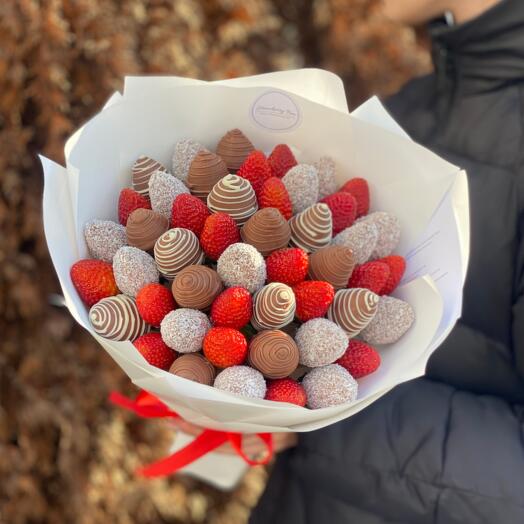 Bouquet of strawberries in chocolate "Ravenna" L