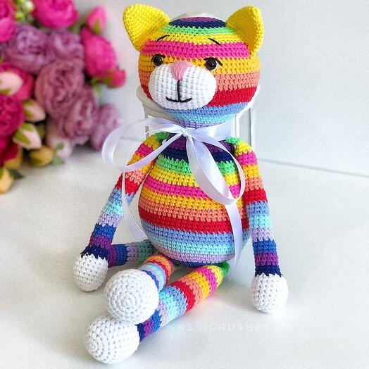 Вязаный кот радужный. Игрушка кот разноцветный крючком. Кот в полоску