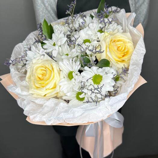 Букет из ромашковой хризантемы и роз "Нежные ромашки"