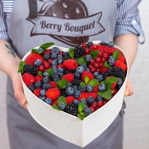 Сердце со свежими ягодами Вкусный микс