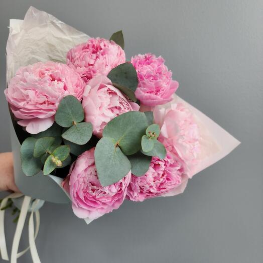 Monobucket of 7 peonies Sarah Bernhardt with eucalyptus