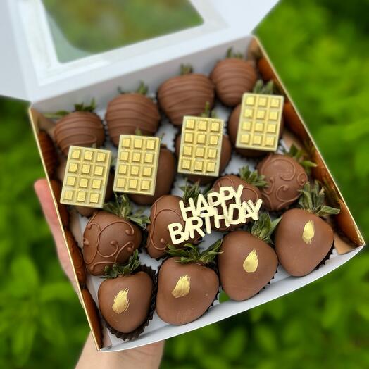 Коробка с клубникой  в Шоколаде « Happy  birthday»