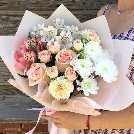 Букет з трояндами, альстромерією і діантусами