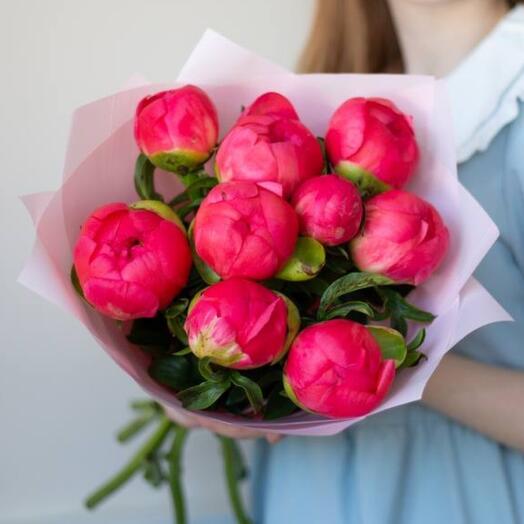 Букет из 9 коралловых пионов, которые меняют цвет