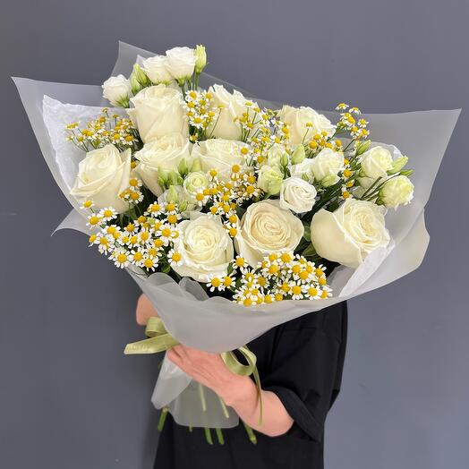Букет из полевых ромашек и пион роз размер М