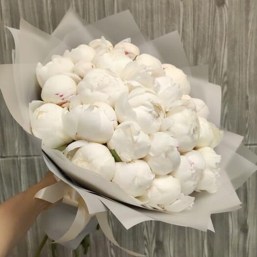 Bouquet of 29 white peonies