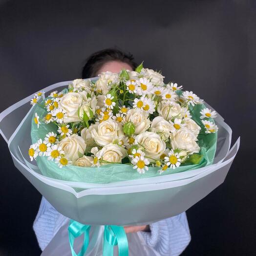 "Icy wind" bouquet of white bush roses and daisies