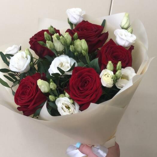 Ramo con rosas y eustoma