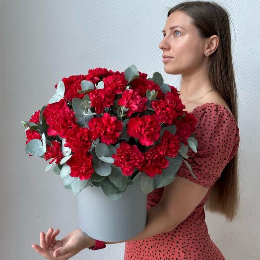 Красные гвоздики в коробке