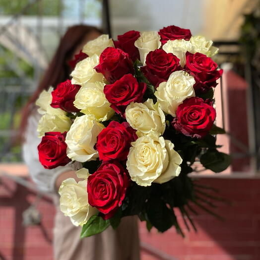 Bouquet of 25 red and white roses. Ecuador