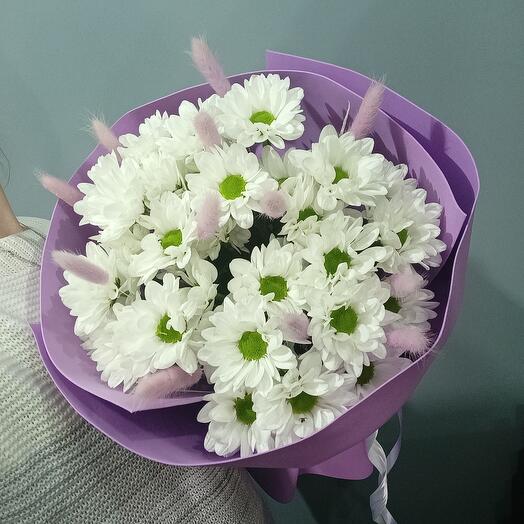 Field bouquet of daisies