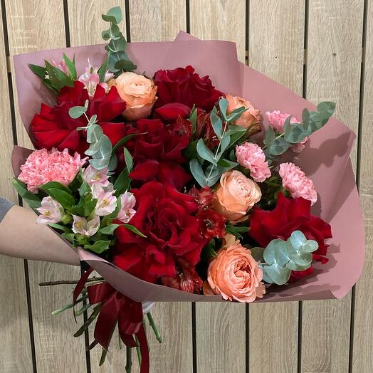 Ramo de autor de lujo con rosas rojas francesas y peonías