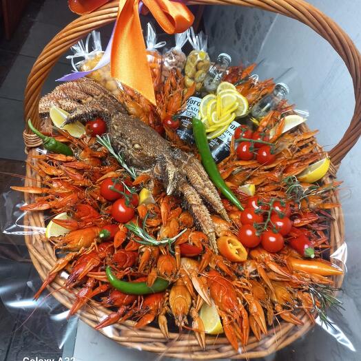 Огромная корзина с раками и крабом