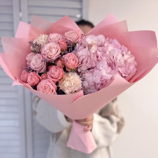 Букет с кустовыми розами,лимониумом и гортензией «Розовые сны»🎀